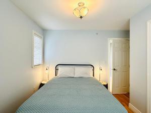 Postel nebo postele na pokoji v ubytování Spacious 5BR 3BA Guest Villa - 10 Min to DT - Pet Friendly, Free Parking