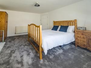 Un dormitorio con una cama grande y una cómoda. en Flat 1 · Blissful Beach Home With Garden Viking Bay Pass the Keys, en Broadstairs