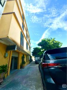 a car parked in front of a building at Nhà Nghỉ Thanh Xuân in An Binh