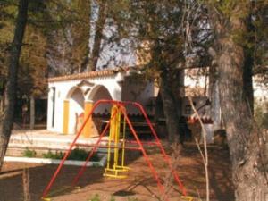 einen Spielplatz in einem Park neben einem Baum in der Unterkunft Casa Rural Herrera in Villacarrillo