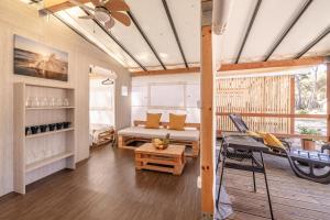 ein Wohnzimmer mit einer Couch und einem Tisch in der Unterkunft Glamping Tents | Losinj | Camp Čikat in Mali Lošinj