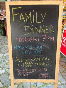 Un cartel que dice cena familiar en una pizarra. en Gecko Backpackers Hostel, en Ninh Binh