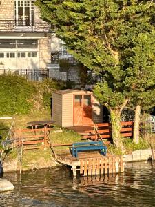 a tiny house on the shore of a body of water at Appartement avec jardin intérieur 4 pers centre ville in Nemours
