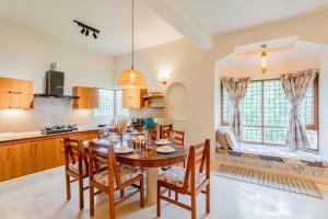 Nhà bếp/bếp nhỏ tại Alaya Stays 4 BHK With Garden & Lake View - Irayna +79 ảnh