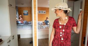 a woman in a hat standing in a room at KUHNLE-TOURS Schlafen im Hafen in Rechlin