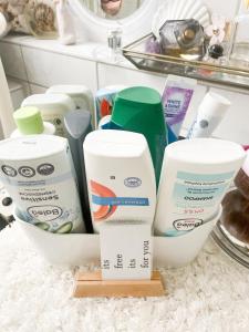 Un mostrador de baño con cepillos de dientes y otros productos de higiene. en Zimmer in Künstlerwohnung, en Stuttgart