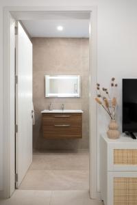 TV a/nebo společenská místnost v ubytování Modern 2BR Apartment with Outside Furniture - Close to Sliema, Saint Julians & Valletta