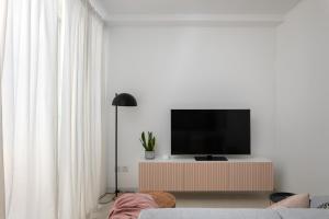 TV a/nebo společenská místnost v ubytování Modern 2BR Apartment with Outside Furniture - Close to Sliema, Saint Julians & Valletta