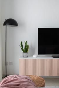 TV a/nebo společenská místnost v ubytování Modern 2BR Apartment with Outside Furniture - Close to Sliema, Saint Julians & Valletta