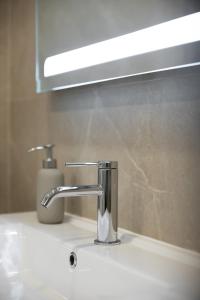 Koupelna v ubytování Modern 2BR Apartment with Outside Furniture - Close to Sliema, Saint Julians & Valletta