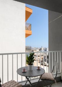 Balkón nebo terasa v ubytování Modern 2BR Apartment with Outside Furniture - Close to Sliema, Saint Julians & Valletta