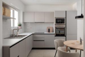Kuchyň nebo kuchyňský kout v ubytování Modern 2BR Apartment with Outside Furniture - Close to Sliema, Saint Julians & Valletta