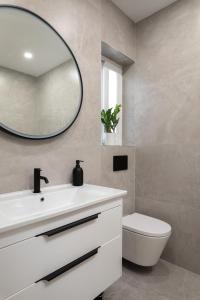 Koupelna v ubytování Modern 2BR Apartment with Outside Furniture - Close to Sliema, Saint Julians & Valletta
