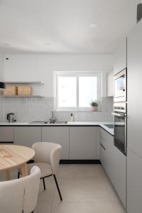 Kuchyň nebo kuchyňský kout v ubytování Modern 2BR Apartment with Outside Furniture - Close to Sliema, Saint Julians & Valletta