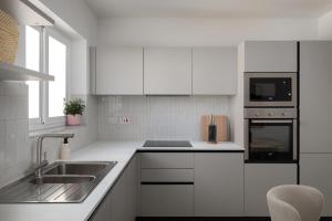 Kuchyň nebo kuchyňský kout v ubytování Modern 2BR Apartment with Outside Furniture - Close to Sliema, Saint Julians & Valletta