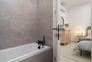 Postel nebo postele na pokoji v ubytování Modern 2BR Apartment with Outside Furniture - Close to Sliema, Saint Julians & Valletta