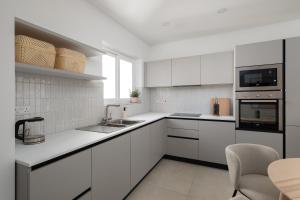 Kuchyň nebo kuchyňský kout v ubytování Modern 2BR Apartment with Outside Furniture - Close to Sliema, Saint Julians & Valletta