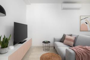 TV a/nebo společenská místnost v ubytování Modern 2BR Apartment with Outside Furniture - Close to Sliema, Saint Julians & Valletta + 37 fotografií