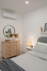 Postel nebo postele na pokoji v ubytování Modern 2BR Apartment with Outside Furniture - Close to Sliema, Saint Julians & Valletta