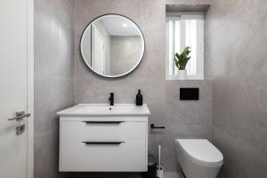 Koupelna v ubytování Modern 2BR Apartment with Outside Furniture - Close to Sliema, Saint Julians & Valletta