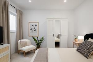 Posezení v ubytování Modern 2BR Apartment with Outside Furniture - Close to Sliema, Saint Julians & Valletta