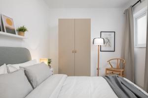 Postel nebo postele na pokoji v ubytování Modern 2BR Apartment with Outside Furniture - Close to Sliema, Saint Julians & Valletta