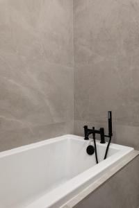 Koupelna v ubytování Modern 2BR Apartment with Outside Furniture - Close to Sliema, Saint Julians & Valletta