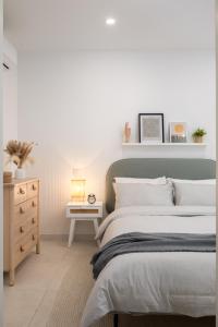 Postel nebo postele na pokoji v ubytování Modern 2BR Apartment with Outside Furniture - Close to Sliema, Saint Julians & Valletta