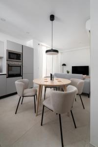 Kuchyň nebo kuchyňský kout v ubytování Modern 2BR Apartment with Outside Furniture - Close to Sliema, Saint Julians & Valletta