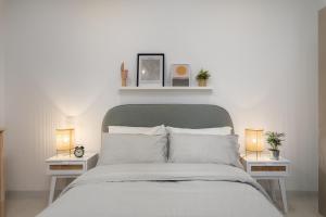 Postel nebo postele na pokoji v ubytování Modern 2BR Apartment with Outside Furniture - Close to Sliema, Saint Julians & Valletta
