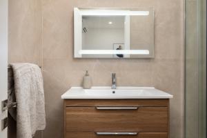 Koupelna v ubytování Modern 2BR Apartment with Outside Furniture - Close to Sliema, Saint Julians & Valletta