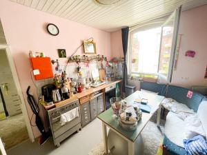 Kuchyň nebo kuchyňský kout v ubytování Zimmer in Künstlerwohnung + 10 fotografií