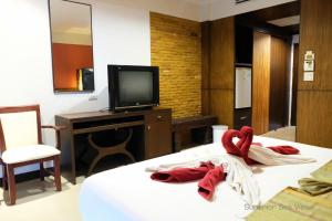 TV a/nebo společenská místnost v ubytování Ananda Lanta Resort - SHA Extra Plus