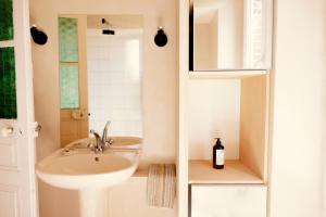 a small bathroom with a sink and a mirror at Confort et calme à moins de 2h de Paris in Boudernault