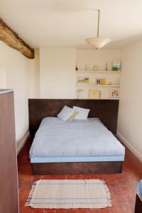 a bedroom with a large bed with a wooden headboard at Confort et calme à moins de 2h de Paris in Boudernault