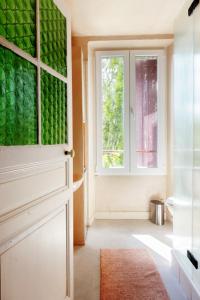 a room with a door and a window at Confort et calme à moins de 2h de Paris in Boudernault