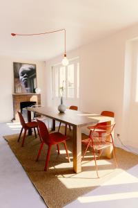 a dining room with a table and chairs at Confort et calme à moins de 2h de Paris in Boudernault