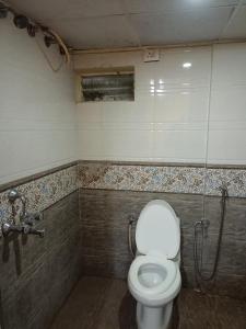 O baie la Octave Hotel Sai Shine Inn