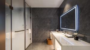 Un baño con lavabo y ventana. en Guangzhou Meihua Hotel, en Huadu 26 fotos más