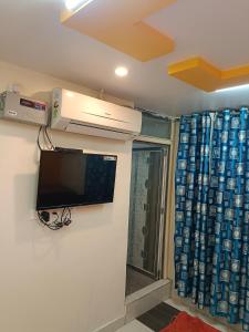 Un televizor și/sau centru de divertisment la Octave Hotel Sai Shine Inn
