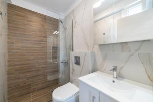 Koupelna v ubytování Roxani Residential Complex + 37 fotografií