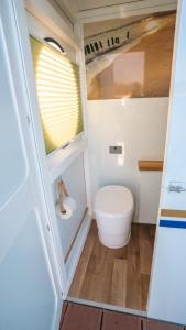 a small bathroom with a toilet in a trailer at Hausboot als Festlieger im Hafen -Hafenruhe- in Braunsbedra