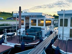 a pontoon boat parked at a dock at Hausboot als Festlieger im Hafen -Hafenruhe- in Braunsbedra