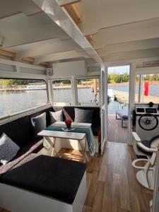 a view of the living room of a boat at Hausboot als Festlieger im Hafen -Hafenruhe- in Braunsbedra