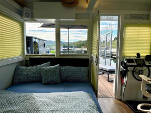 a bedroom with a bed and a balcony at Hausboot als Festlieger im Hafen -Hafenruhe- in Braunsbedra