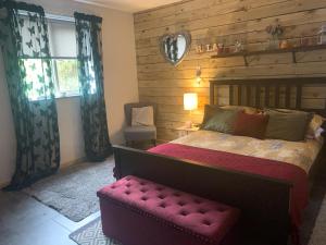Un pat sau paturi într-o cameră la Grant Cottage