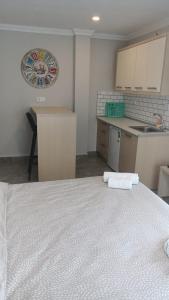 Kuchyň nebo kuchyňský kout v ubytování M2 Hotel