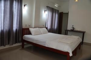 CHAEL Airport Residency,Nedumbassery Cochin客房内的一张或多张床位
