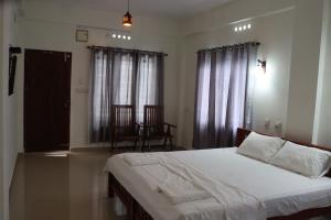 CHAEL Airport Residency,Nedumbassery Cochin客房内的一张或多张床位