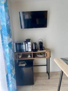 Kuchyň nebo kuchyňský kout v ubytování Studio, sur le Chemin des Hortensias